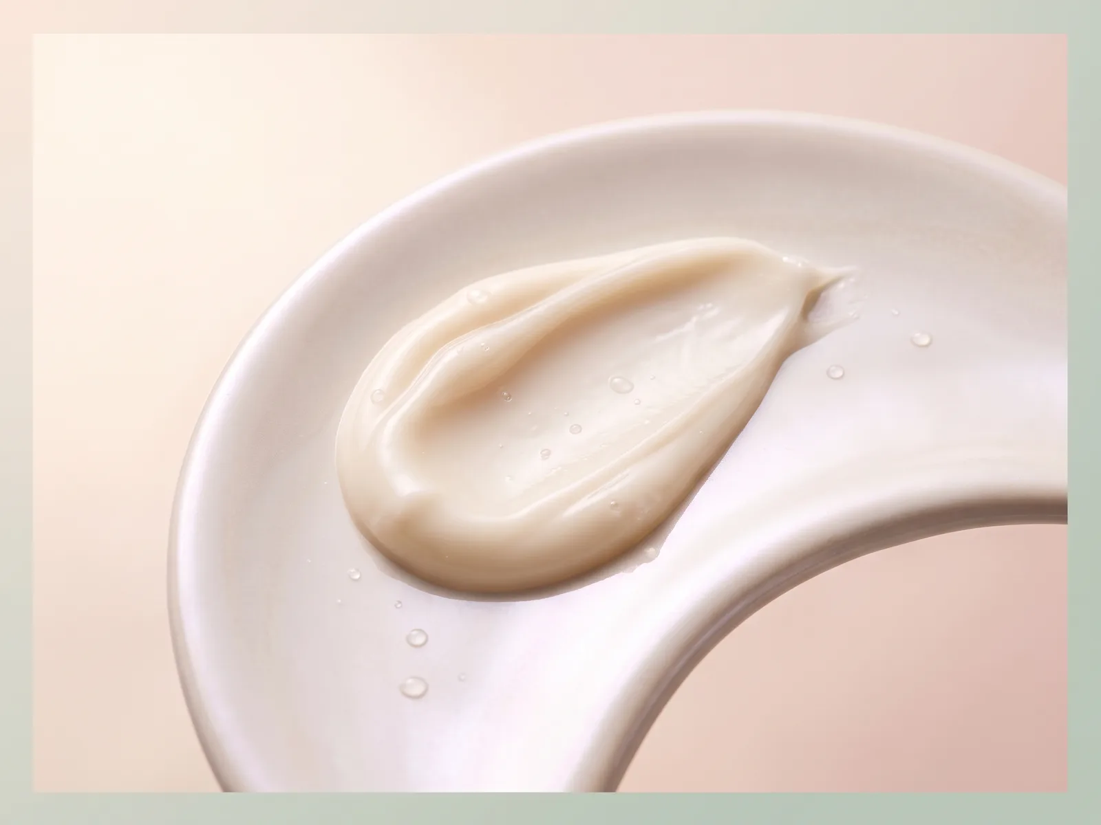 Ingredient-inspired pearlescent cushiony texture for Neatique Snail Mucin Cream